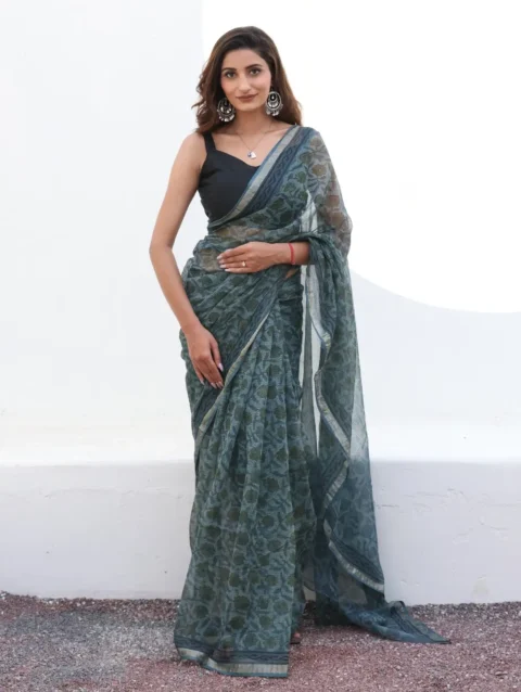 Vibrant Emerald Green Kota Doria Saree – Light, Airy & Effortlessly Elegant