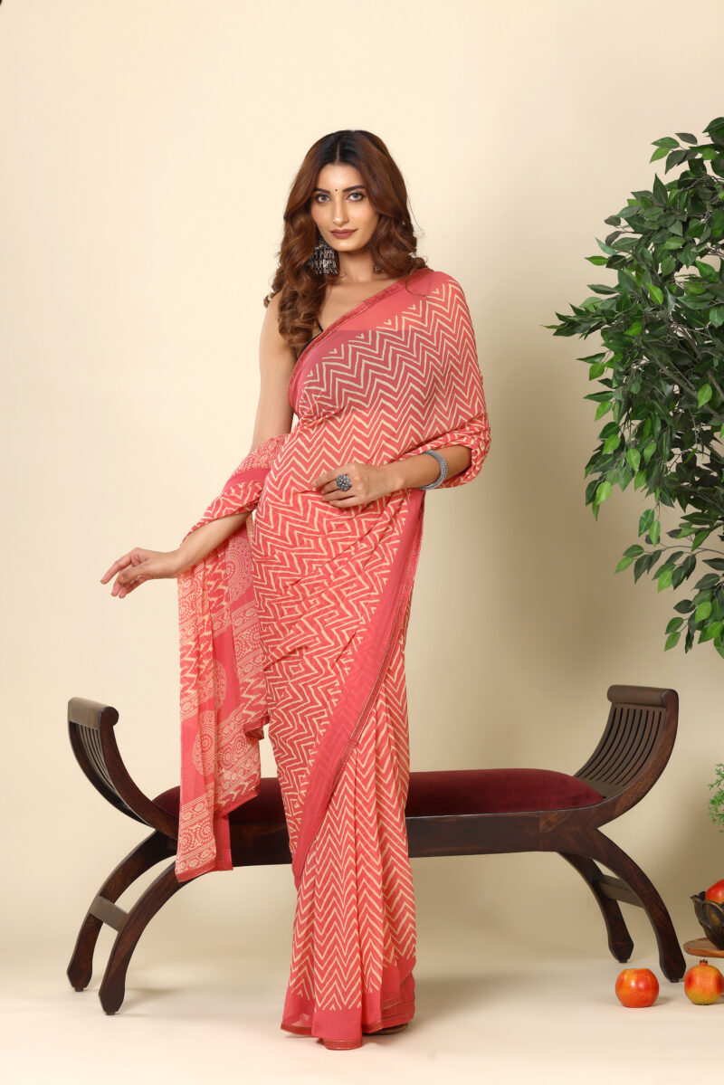 Elegant Peach Malmal Saree With Zigzag Print